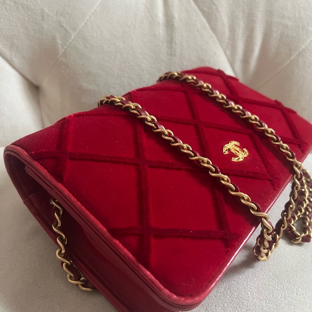 Chanel Velvet WOC crossbody Flap Bag - Picture 2 of 9